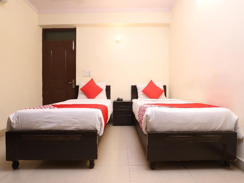 Oyo 28126 Charanpahari Hotel New Delhi Exterior photo